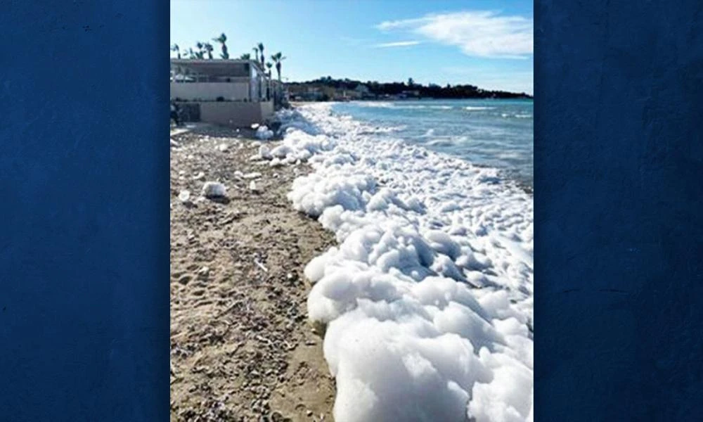 Γέμισε αφρούς η παραλία του Τσιλιβί στην Ζάκυνθο - Πως εξηγείται το φαινόμενο